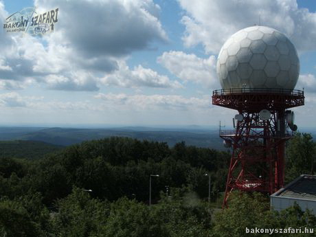 Radarállomás a Bakony tetején.